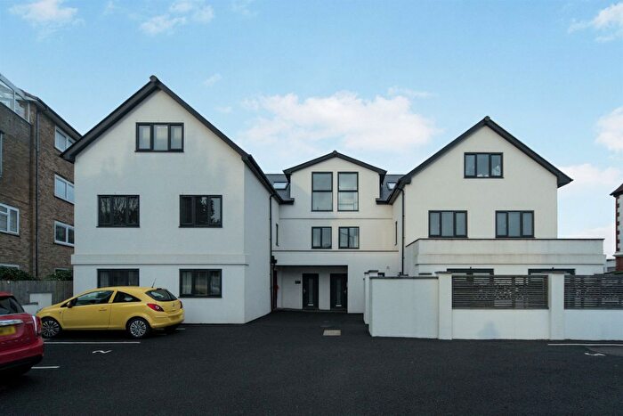 2 Bedroom Flat For Sale In Collington Avenue, Bexhill-On-Sea, TN39