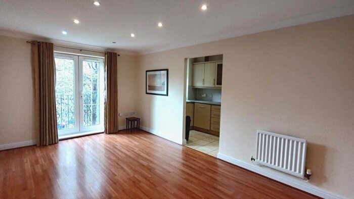 2 Bedroom Flat To Rent In Shillingford Close, Mill Hill, London, NW7