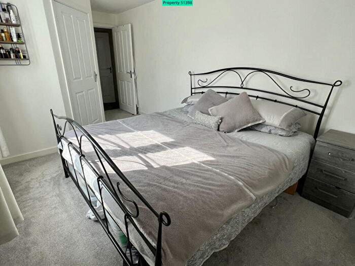 2 Bedroom Flat For Sale In Foxglove Drive, Crawley, RH10