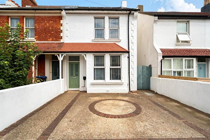 5 Bedroom Semi-Detached House For Sale In Underdown Road, Southwick, Brighton, BN42