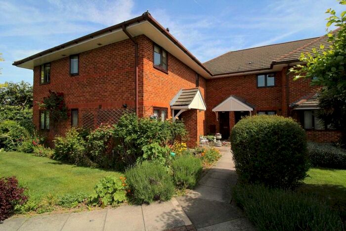 2 Bedroom Maisonette To Rent In Weston Close, Potters Bar, EN6