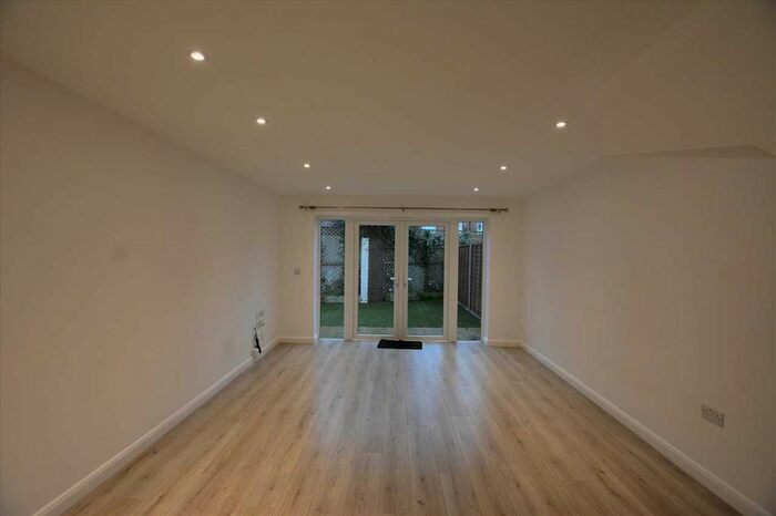 3 Bedroom Town House To Rent In Friars Walk, Dunstable, LU6