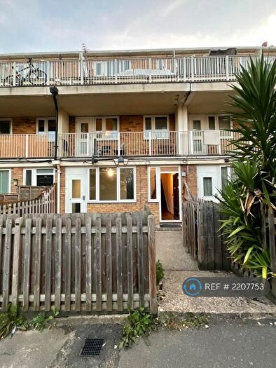 2 Bedroom Maisonette To Rent In Woolstplers Way, London, SE16