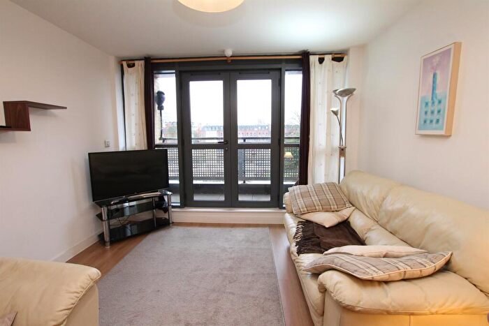 2 Bedroom Apartment To Rent In Queens Court, HU1