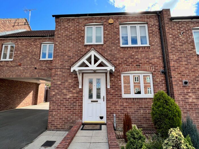 3 Bedroom Town House To Rent In Lake View, Pontefract, WF8