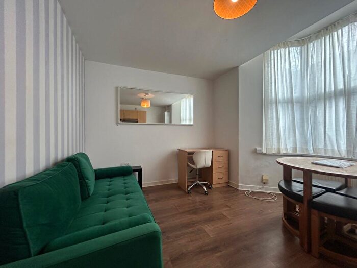 1 Bedroom Flat To Rent In Gold Street, Adamsdown, CF24