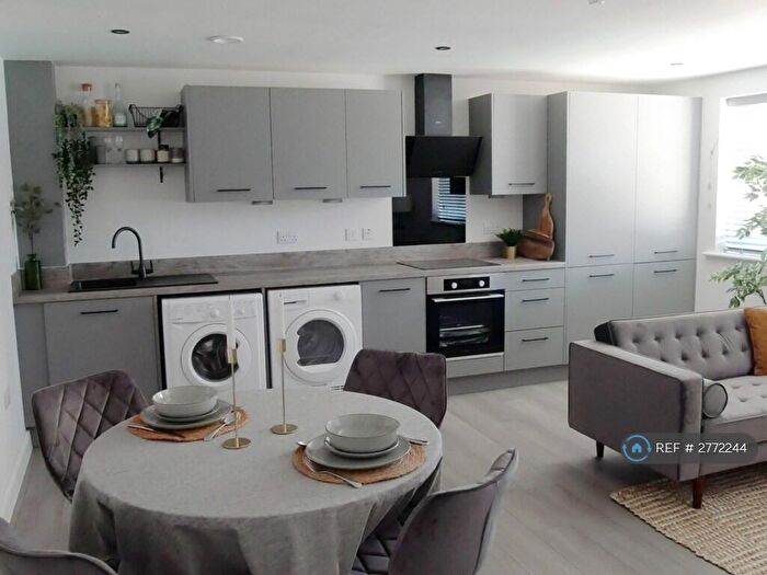 2 Bedroom Flat To Rent In Wharf Lodge, Leeds, LS11