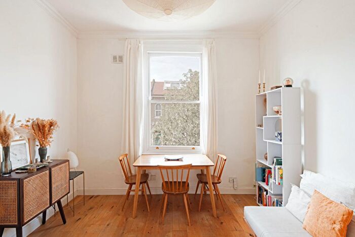 2 Bedroom Flat For Sale In Cricketfield Road, London, E5