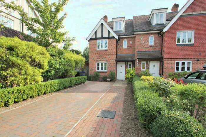 4 Bedroom Town House To Rent In Woking, GU22