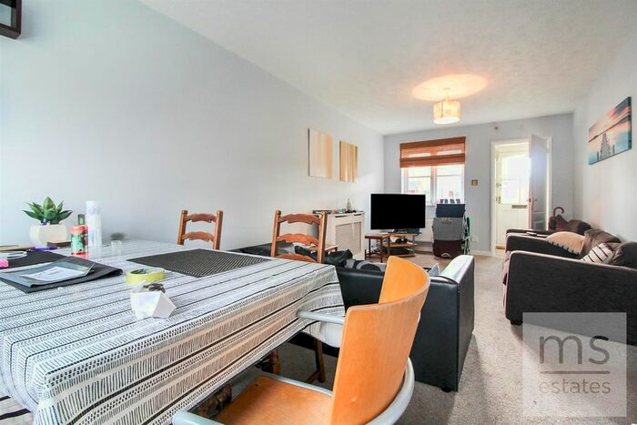 4 Bedroom Semi-Detached House To Rent In Heron Drive, Lenton, Nottingham NG7