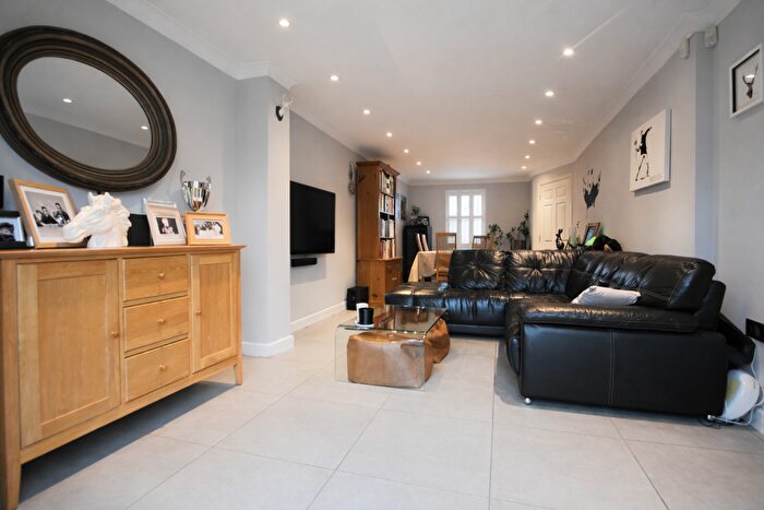 6 Bedroom Detached House For Sale In Carew Close, Grays, RM16