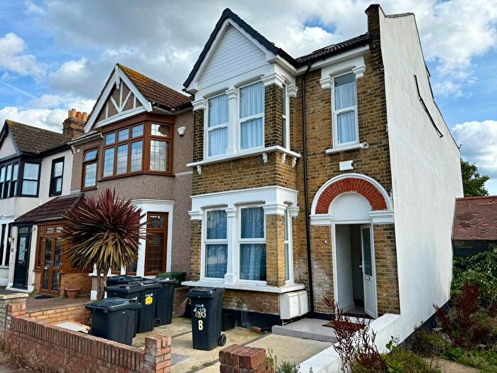 3 Bedroom Flat To Rent In Cowley Road, Ilford, IG1