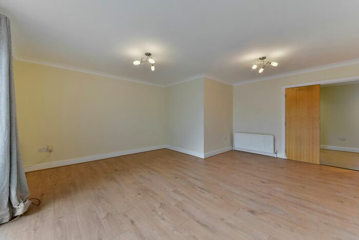 2 Bedroom Flat To Rent In Hartfield Crescent, London, SW19
