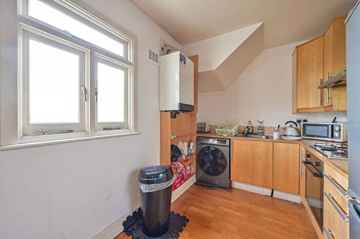 2 Bedroom Flat To Rent In Merton Road, Wandsworth, London, SW18