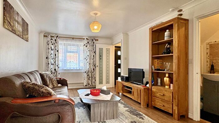 3 Bedroom House To Rent In Amy Warne Close, London, Beckton, E6