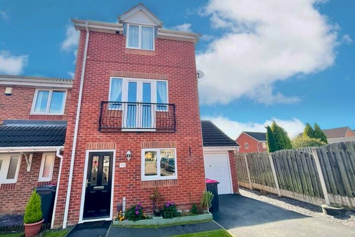 3 Bedroom Semi-Detached House For Sale In Grange Farm Drive, Aston, Sheffield, S26