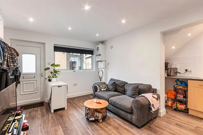 2 Bedroom Flat To Rent In Gleneldon Road, London, SW16