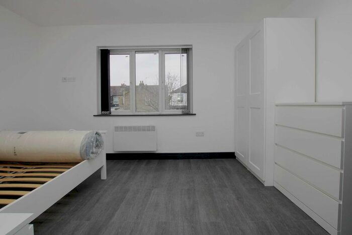 Studio To Rent In Wellington Avenue, Hounslow, TW3