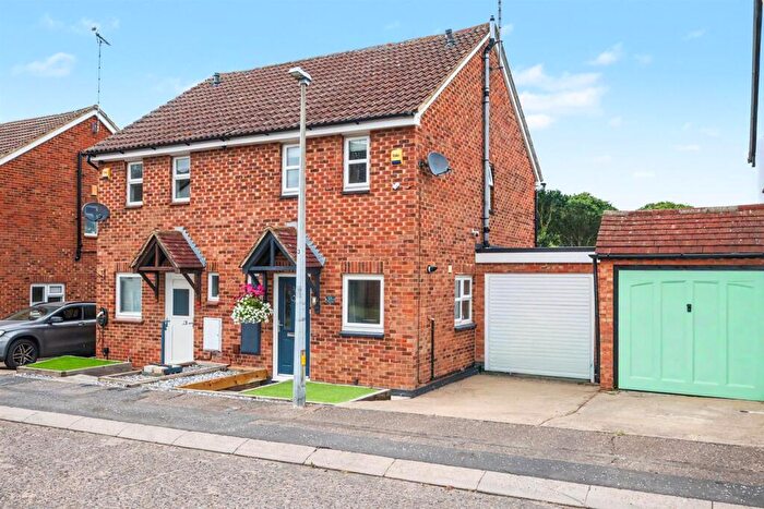 2 Bedroom House For Sale In Romsey Close, Hockley, SS5