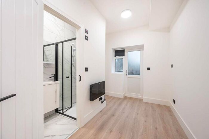 4 Bedroom Flat To Rent In Willesden Lane, Brondesbury Park, London, NW6