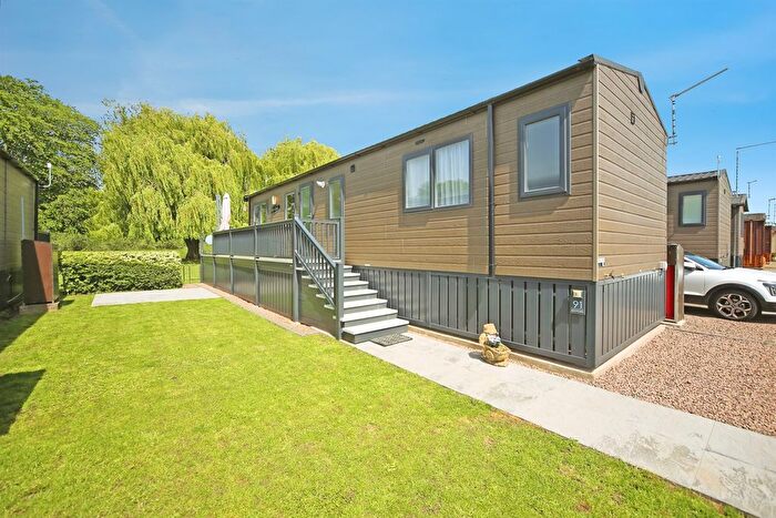 2 Bedroom Park Home For Sale In Tiddington Road, Stratford-Upon-Avon, CV37