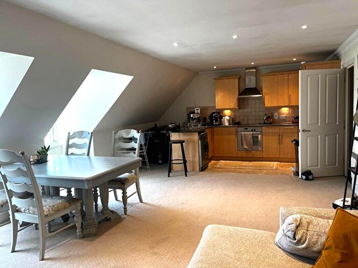 2 Bedroom Apartment For Sale In Kingston Road, London, KT19