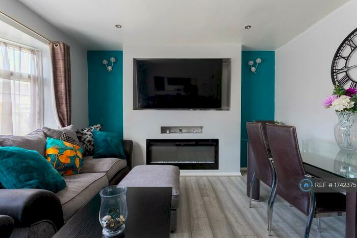 3 Bedroom Semi-Detached House To Rent In Red Lodge Close, Leeds, LS8