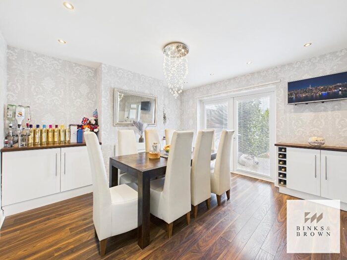 3 Bedroom Semi-Detached House For Sale In Woodbrooke Way, Corringham, Essex, SS17
