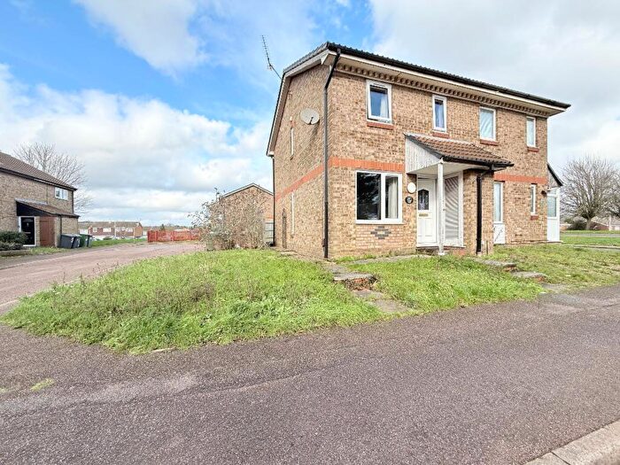 2 Bedroom Semi-Detached House For Sale In Penda Close, Luton, LU3