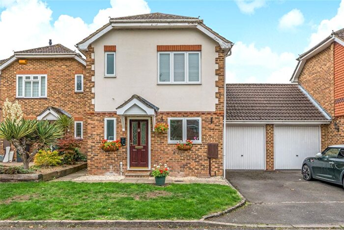 3 Bedroom Link Detached House For Sale In Addlestone, KT15
