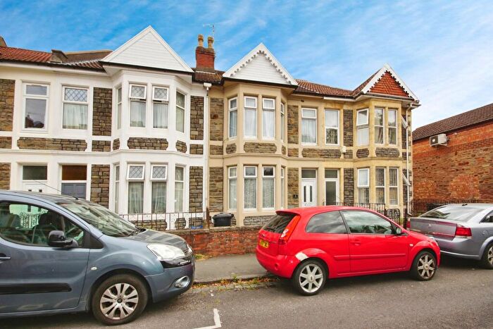 6 Bedroom Terraced House For Sale In Victoria Park, Bristol, BS16