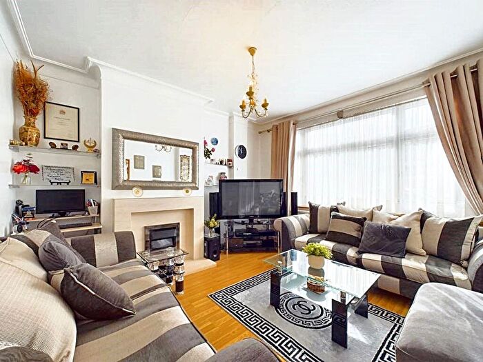 4 Bedroom End Of Terrace House For Sale In Bexhill Road, London, N11