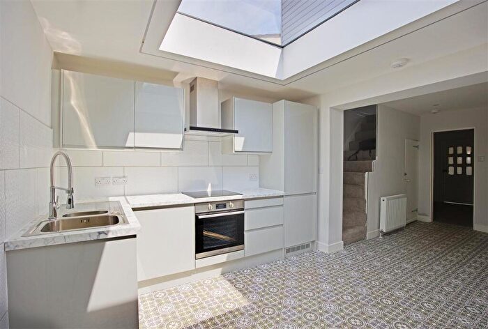 2 Bedroom End Of Terrace House To Rent In Cross Road, Croydon, CR0