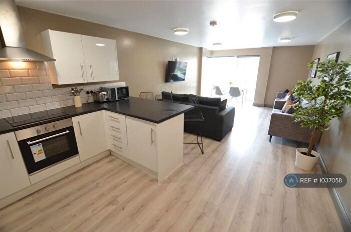 3 Bedroom Flat To Rent In Fox Street Village, Liverpool, L3