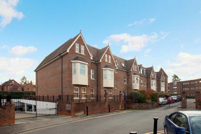 3 Bedroom Flat To Rent In Baker Street, Weybridge, KT13