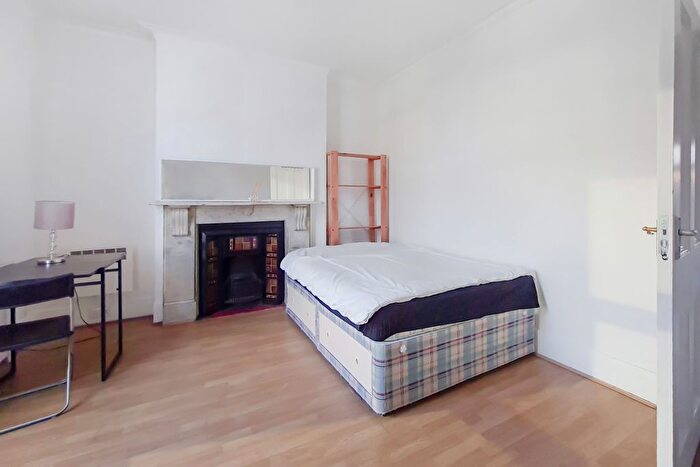 2 Bedroom Flat To Rent In Castelnau Road, London, SW13