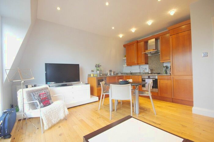 2 Bedroom Flat To Rent In Crescent Wood Road, London, SE26