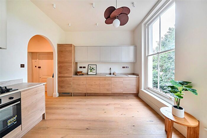 3 Bedroom Apartment For Sale In Hazellville Road, London, N19