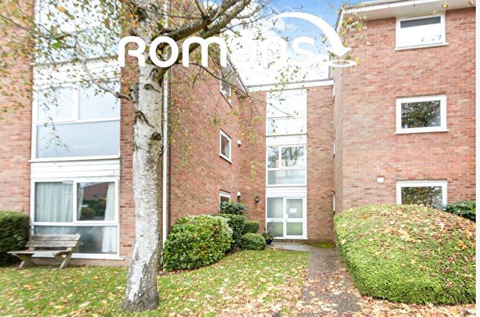 2 Bedroom Apartment For Sale In Fairview Gardens, Farnham, Surrey, GU9
