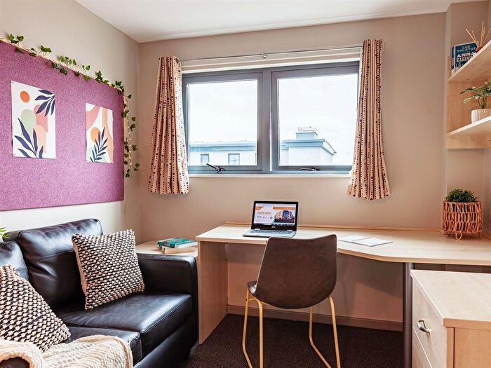 Studio To Rent In Crown Street, Reading, RG1