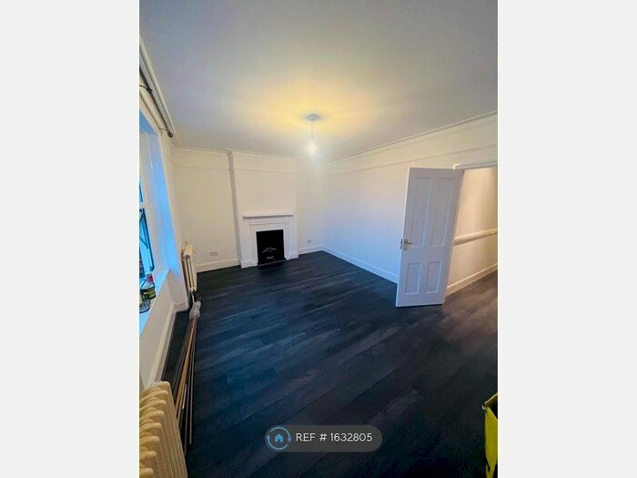 3 Bedroom Flat To Rent In Garrat Lane, London, SW18