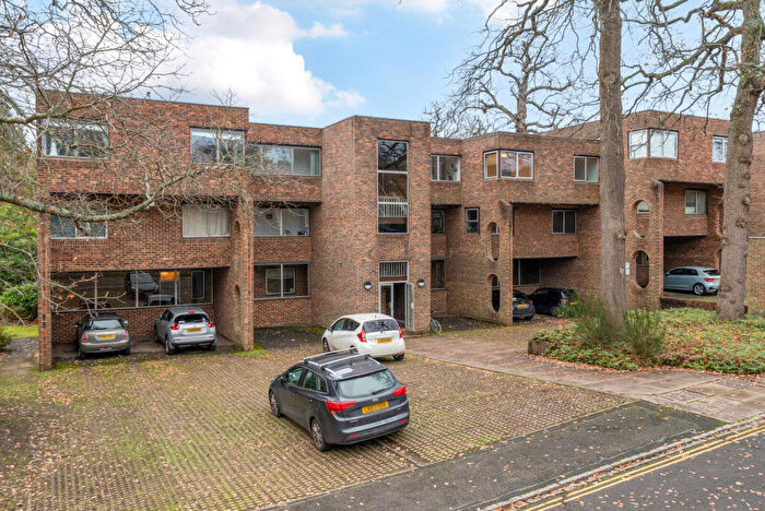 2 Bedroom Flat For Sale In Stroudwater Park, Weybridge, KT13