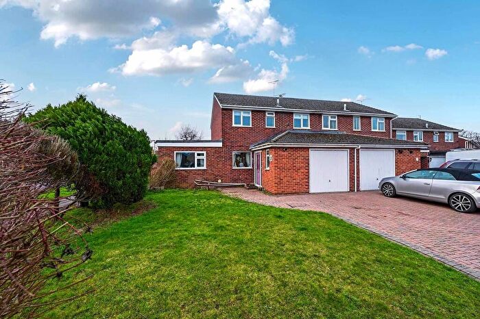 3 Bedroom End Of Terrace House For Sale In Burley Way, Blackwater, GU17
