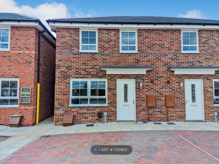 3 Bedroom Semi-Detached House To Rent In Slingsby Drive, Fernwood, Newark, NG24