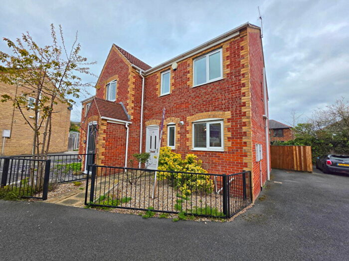 3 Bedroom Town House For Sale In Cropton Road, Royston, Barnsley, S71