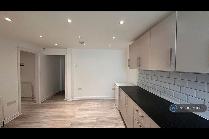 2 Bedroom Flat To Rent In Hillside Avenue, Strood, Rochester, ME2