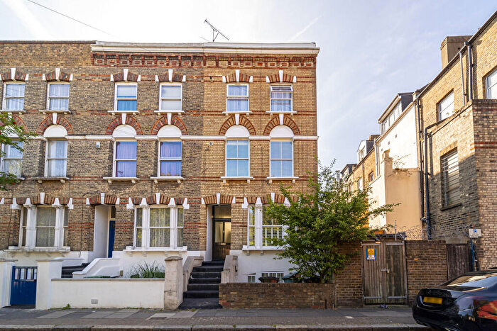 2 Bedroom Apartment For Sale In Davenant Road, Archway, N19