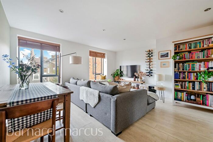 2 Bedroom Apartment For Sale In Braxfield Road, London, SE4