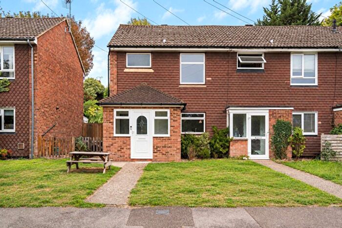 3 Bedroom End Of Terrace House For Sale In Arthur Close, Farnham, Surrey, GU9