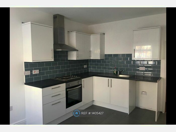 1 Bedroom Flat To Rent In Luton Road, Chatham, ME4